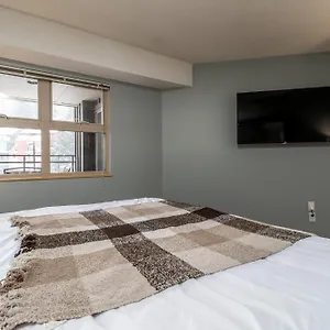  Apartment Creekside Slopeside 1br With Pool, Hot Tub, Bbq Kanada